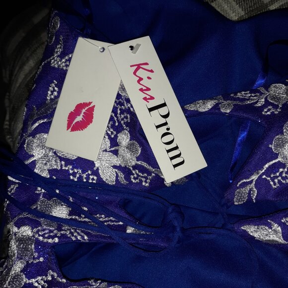 Holiday, Prom, Homecoming Short Cocktail Dress with Floral Appliques - Size: 4 - Picture 15 of 16